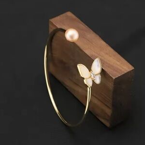 NWOT Natural Fresh Water Peach Color Pearl Bangle in 14kt Yellow Gold Plated